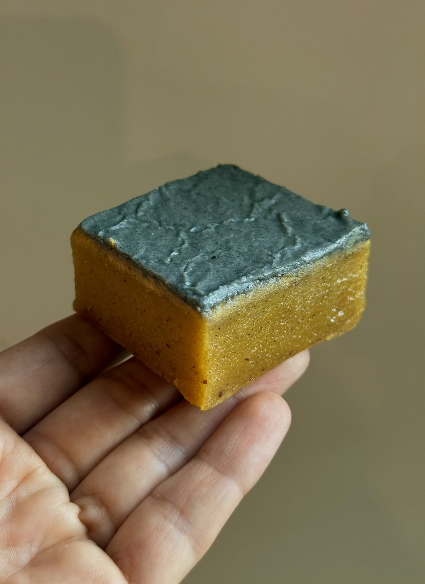 alidomrongchai's tweet image. vegan spiced pumpkin mochi cake with a black sesame glaze 🎃