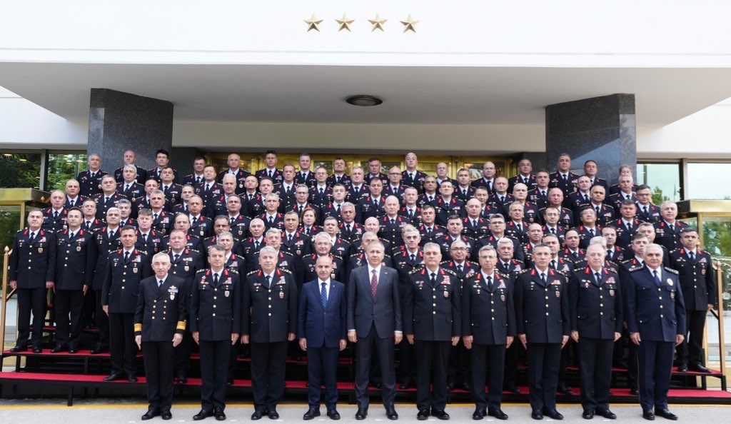 AliYerlikaya's tweet photo. Jandarma Genel Komutanımız Orgeneral Sayın Ali Çardakcı, 81 İl Jandarma Komutanımız ve Karargah personelimizin katılımlarıyla “Jandarma Genel Komutanlığı 2024 Yılı Değerlendirme Toplantımızı” gerçekleştirdik.

185 yıllık çınarımız olan Jandarma Teşkilatımız, halkımızın huzur ve güvenliğini sağlamaya; başta terör olmak üzere tüm suçlular ve suç odaklarıyla mücadele etmeye devam edecektir.

#TürkiyeninHuzuru🇹🇷