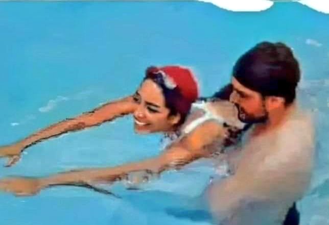 _Profe, y el dedo en el culo para qué es?
_Para que no te entre agua.
_Ah...