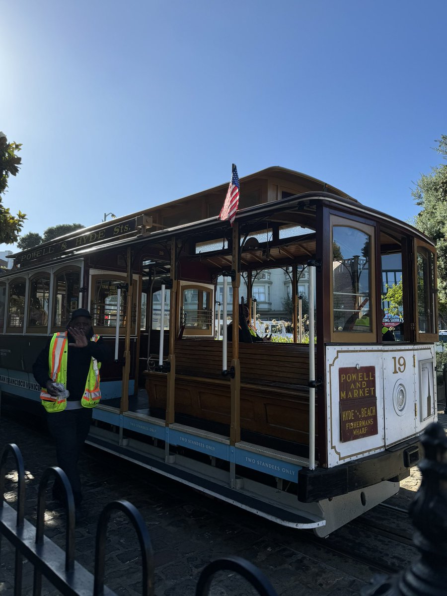 Enjoy_a_trip's tweet photo. SanFranciscoと言えばケーブルカー✨もちろん乗りました✨
#America #SanFrancisco #旅好き #旅行好き #ひとり旅 #タビジョ https://t.co/pshkZdoAhF