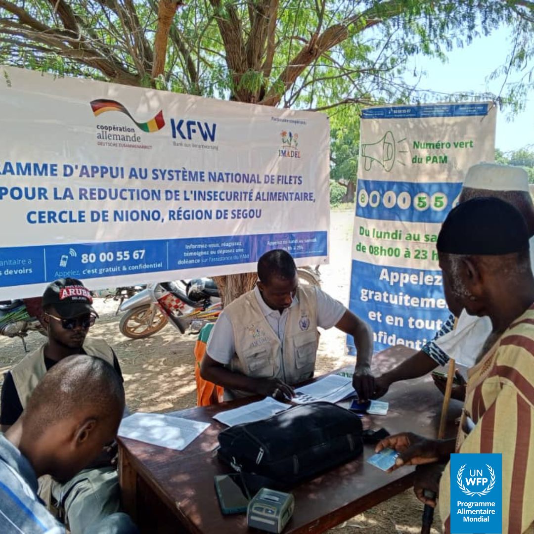 WFP_Mali's tweet photo. #Niono 🇲🇱 Face aux chocs, les #FiletsSociaux protègent les populations vulnérables. 
@WFP_Mali vient en aide à plus de 610 ménages, soit + de 3⃣7⃣0⃣0⃣ personnes de #Pogo &amp; #Sokolo, en apportant une assistance🍚vitale qui couvrira leurs besoins pendant 3 mois. #ParlonsHumanitaire https://t.co/ZvCCbLeeyu