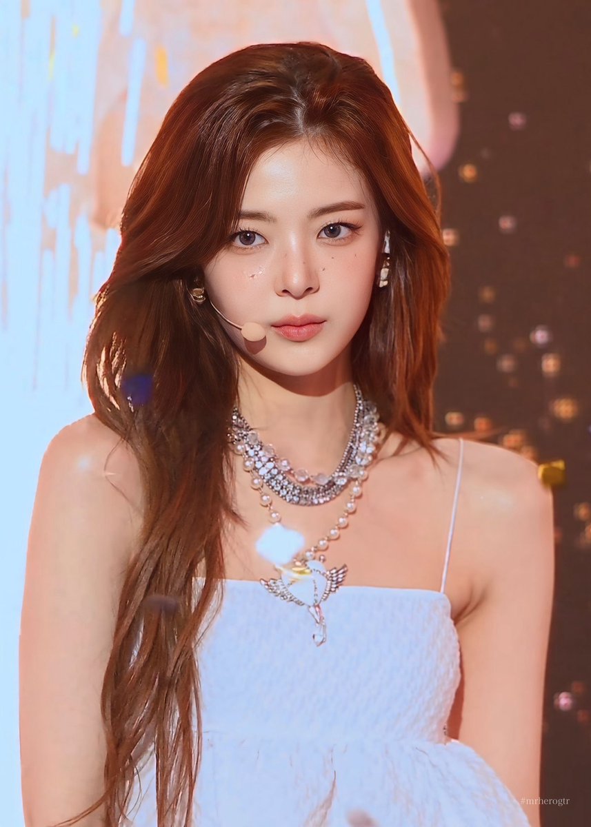 streamblossom's tweet photo. might be the craziest face in kpop. i don't think yall understand... https://t.co/djT6o3YN6r