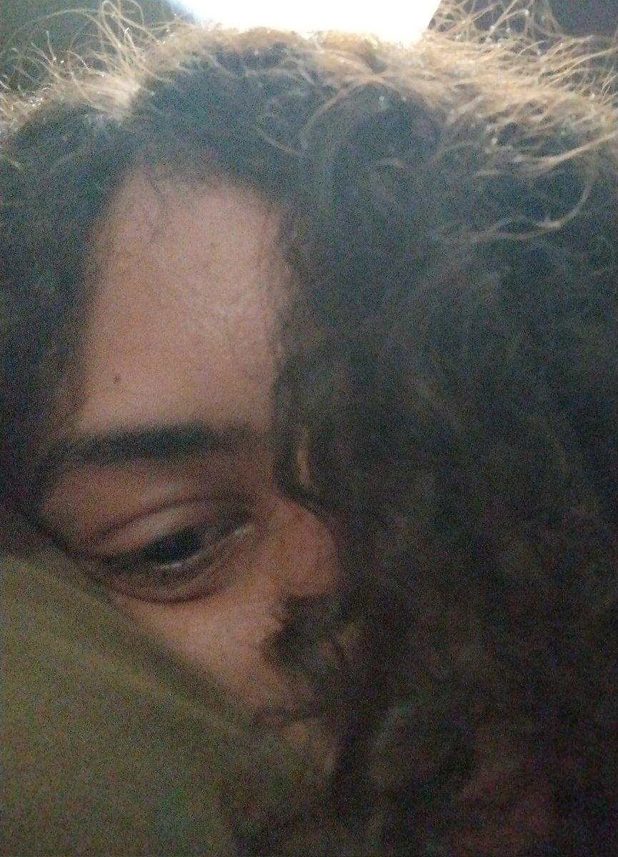 tô olhando dnv essa foto e tô achando q ela ficou mt boa
meu cabelo só o frizz e o olho assim
acho q é a vibe