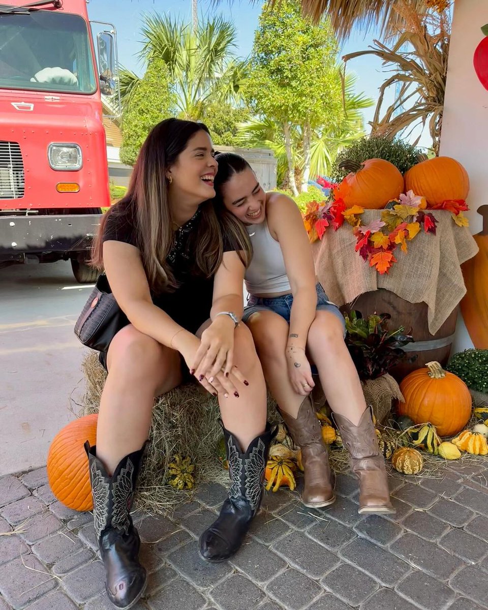 Autumn leaves, and spending time with your besties, please! 🎃🍁