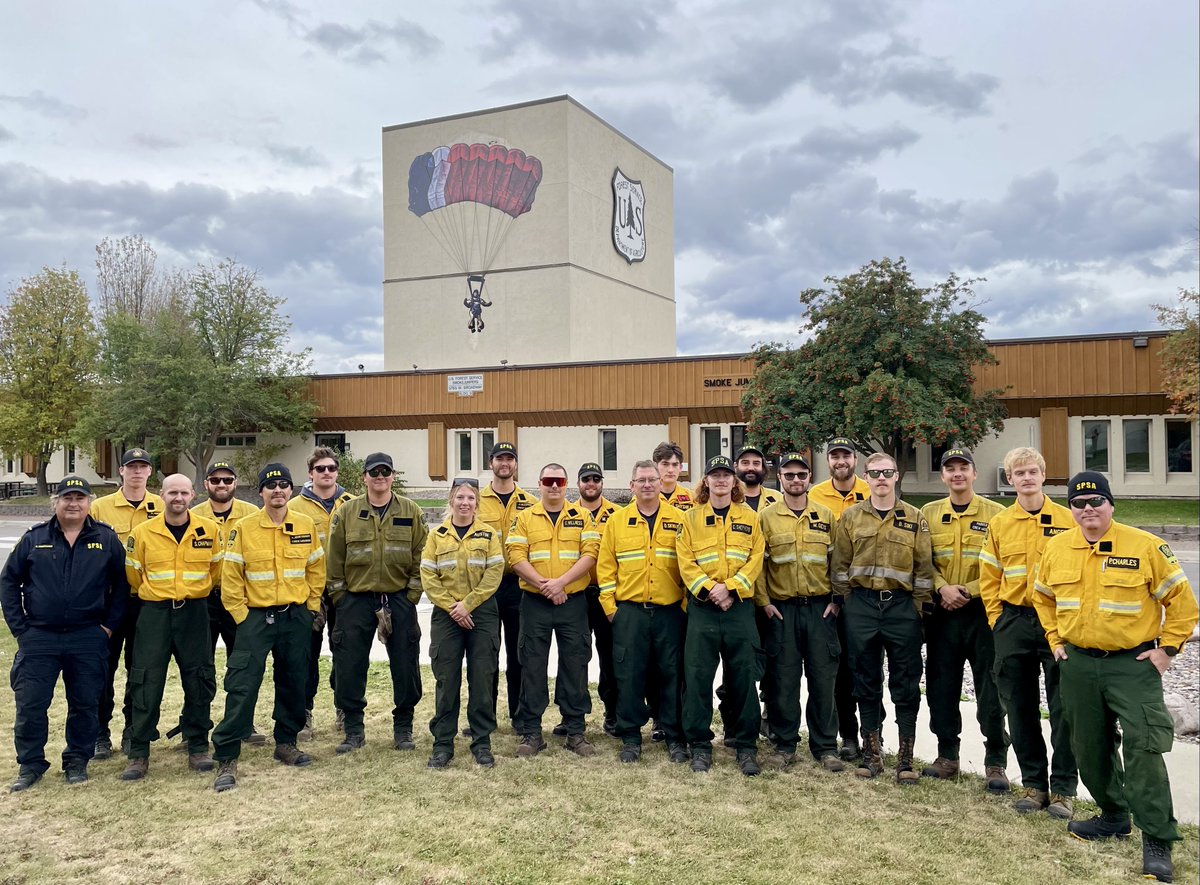 BLMFire's tweet photo. @ParksCanada and Saskatchewan firefighters have travelled to the U.S. to assist our crews on the #RedRockFire in the @salmonchallisnf. They participated in an orientation session led by 2 @BLM_National Great Basin Smokejumpers from @NIFC_Fire. Thanks for your support, Canada! π https://t.co/A1o9743IRP