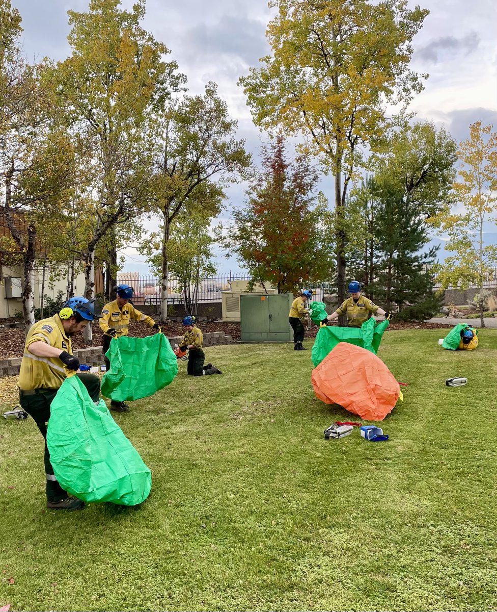 BLMFire's tweet photo. @ParksCanada and Saskatchewan firefighters have travelled to the U.S. to assist our crews on the #RedRockFire in the @salmonchallisnf. They participated in an orientation session led by 2 @BLM_National Great Basin Smokejumpers from @NIFC_Fire. Thanks for your support, Canada! π https://t.co/A1o9743IRP