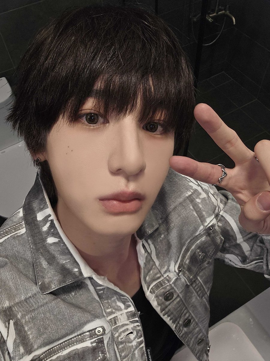 HAPPY 20TH BIRTHDAY LEEHAN

#안녕_이한이_생일이에요
#Happy21Day 
#お誕生日おめでとうイハンの瞳に乾杯