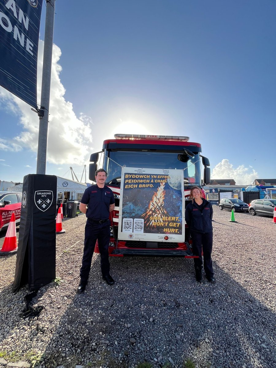 SWFireandRescue's tweet photo. 🚒🎆 Firefighters from Maindee, Duffryn and our Fire Crime Team are at #RodneyParade for Dragons vs Benetton today.
🔥 We are sharing safety messages about how you can #StayAlertandDontGetHurt this Halloween and Bonfire night.
👋 If you are at the game, come and say hello. https://t.co/l81uuPRD80