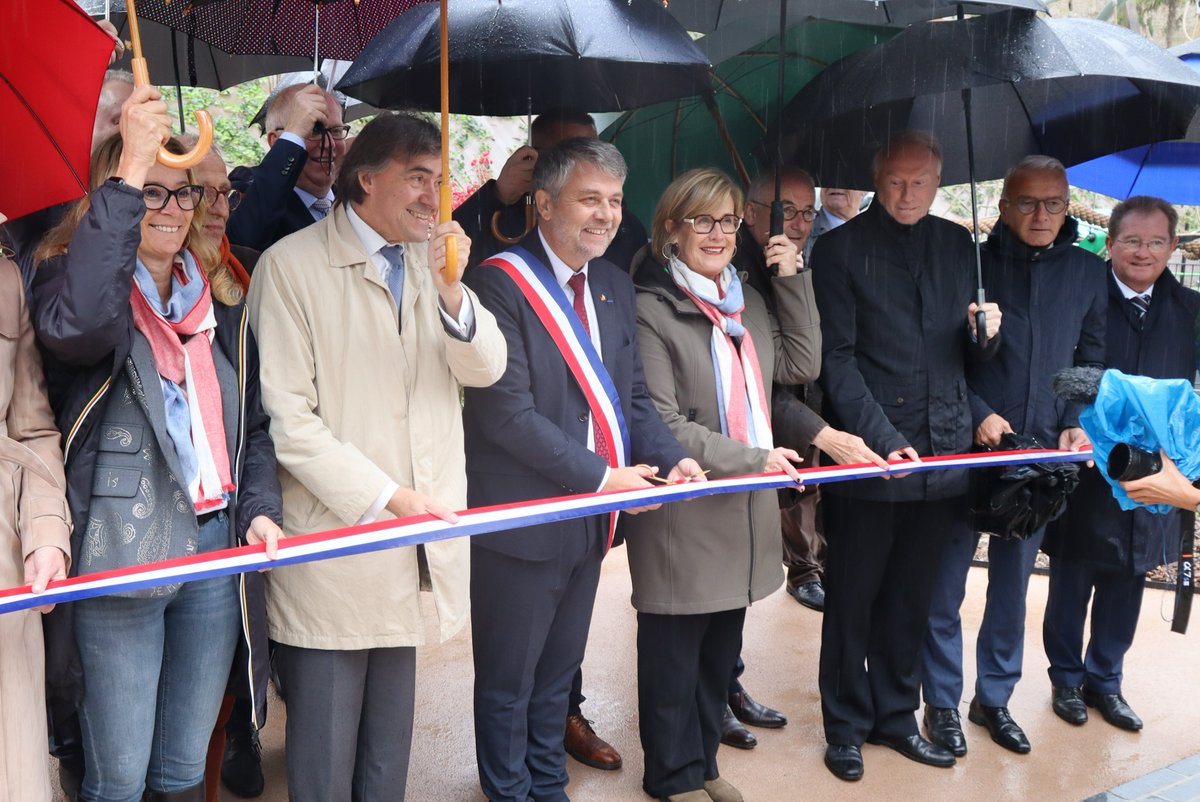 Christophe Doré, Maire de Bolbec, inaugurait ce matin, l’aménagement des espaces publics de la mairie de #Bolbec, nommé le « Square de la Paix ».
A l’occasion du 55e anniversaire du jumelage, 3 plaques ont été dévoilées afin de mettre à l’honneur l’amitié franco-allemande.