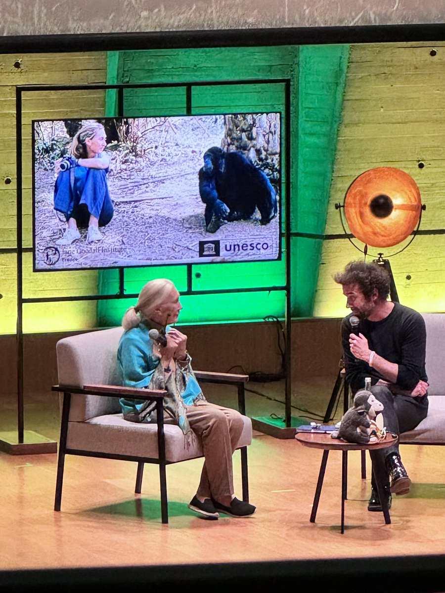 « Même si tout était joué. Si dans le pire scénario, le monde était effectivement condamné, est-ce que cela ne vaudrait pas la peine d'essayer de l’améliorer ne serait-ce que pour rendre la vie meilleure ? » #hope *@JaneGoodallFr <a href="/UNESCO_fr/">UNESCO en français</a> with <a href="/cdion/">Cyril Dion</a> #hope 🕊️