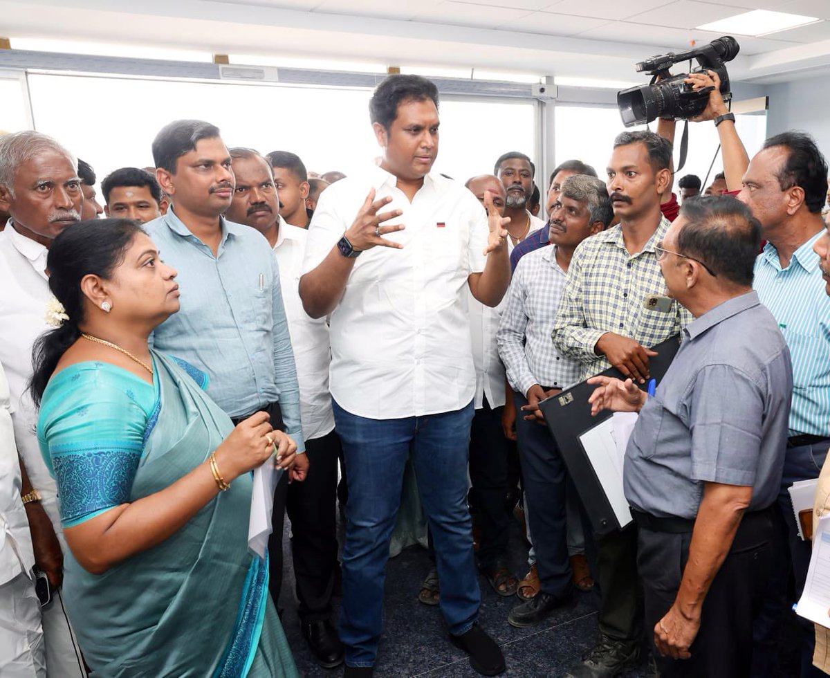TRBRajaa's tweet photo. Yet another #TIDEL Neo Park is taking shape, this one at #Thoothukudi! 🎉
Today I visited Thoothukudi to inspect the project along with Honourable Minister @geethajeevandmk akka and am happy to announce that it will soon be inaugurated by our Honourable @CMOTamilnadu @mkstalin avargal, whose vision of distributed growth across #TamilNadu is being achieved, one #TIDELNeo at a time! 🙏🏾
Spread across 4.16 acres, this G+4 floors Mini IT Park will soon offer 50,937 Sft of leasable state-of-the-art workspace which is equipped with top-notch amenities like HVAC and Integrated Building Management System (IBMS).
What’s even more exciting is the strong demand for occupancy ! We’ve already received several enquiries and a few confirmations!
Lots more #JobsForTN being lined up for our youngsters closer to their homes!
#ThoothukudiRising
#InvestInTN #DravidianModel