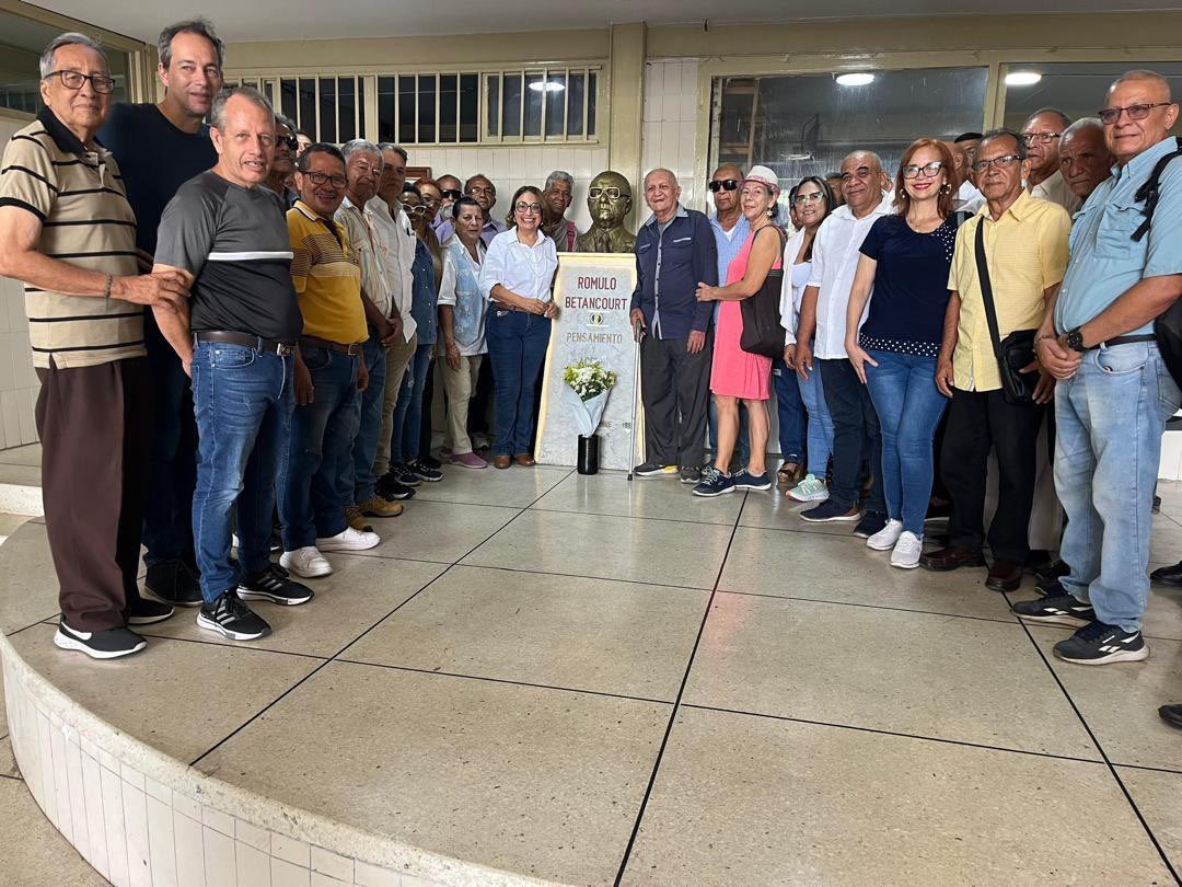 edgarzambranoad's tweet image. Tiempos de entereza, donde el partido hecho pueblo, va más allá de la tumbas, defiende su historia, ignora caga tintas “resguardados durante 25 años”. Multiplicamos la memoria resplandeciente de Dori Parra, Luna, Antoni, Penzo, Jacinto, Morles, Afra, Gallardo, eternos compañeros.