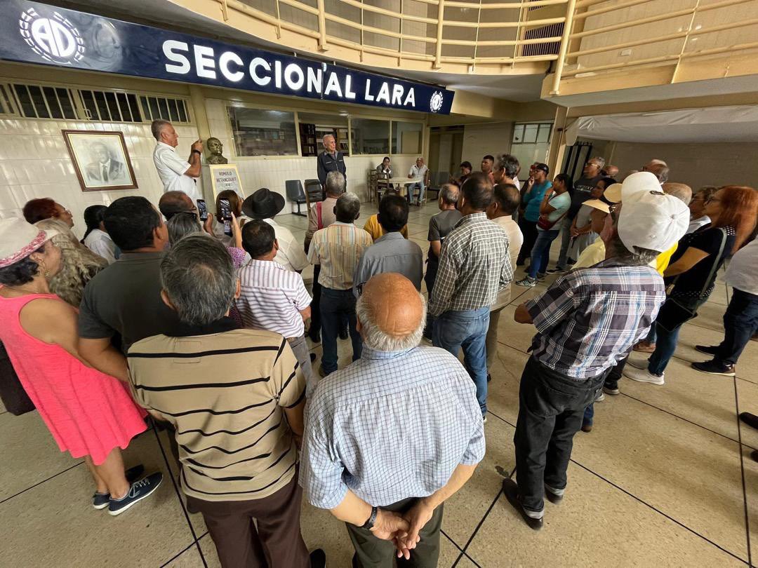 edgarzambranoad's tweet image. Tiempos de entereza, donde el partido hecho pueblo, va más allá de la tumbas, defiende su historia, ignora caga tintas “resguardados durante 25 años”. Multiplicamos la memoria resplandeciente de Dori Parra, Luna, Antoni, Penzo, Jacinto, Morles, Afra, Gallardo, eternos compañeros.