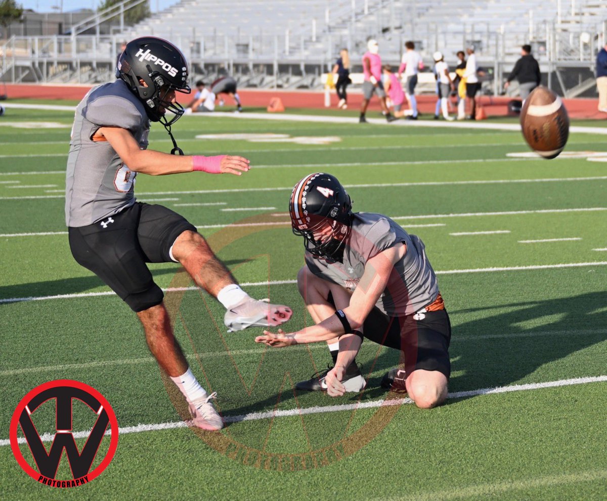 timwalter44's tweet image. #HolderKickerLovePost 
#LacesOut
#HuttoHipposFootball 
#HuttoHighSchool
#HippoNation 
#HuttoMemorialStadium

@HuttoISD 
@Hutto_Hippos 
#CashtonLaplante
#DiegoBaizabalLopez