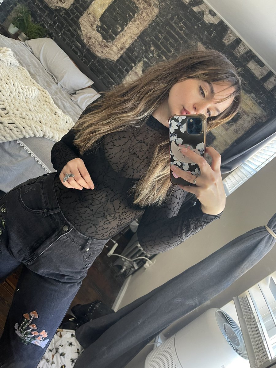 Got this super cute outfit from <a href="/disturbiaco/">Disturbia</a> 🔪🥸  and I’m feeling myself

Come hang with me on twitch today Twitch.tv/beeswiththekne…