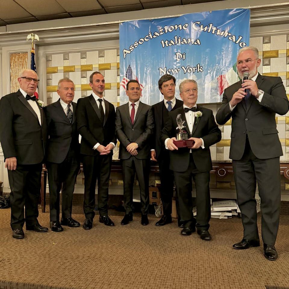 marcerodio's tweet photo. Italianos en New York 🇮🇹🗽

Invitados por la Asociación Italiana de New York y la Fundación Columbus Day, participamos en representación de la @lafriulanacba y junto al Senador de República Italiana @MarioBorgheseOK, del evento más importante de la comunidad italoestadounidense. https://t.co/KiY5IkD8XU