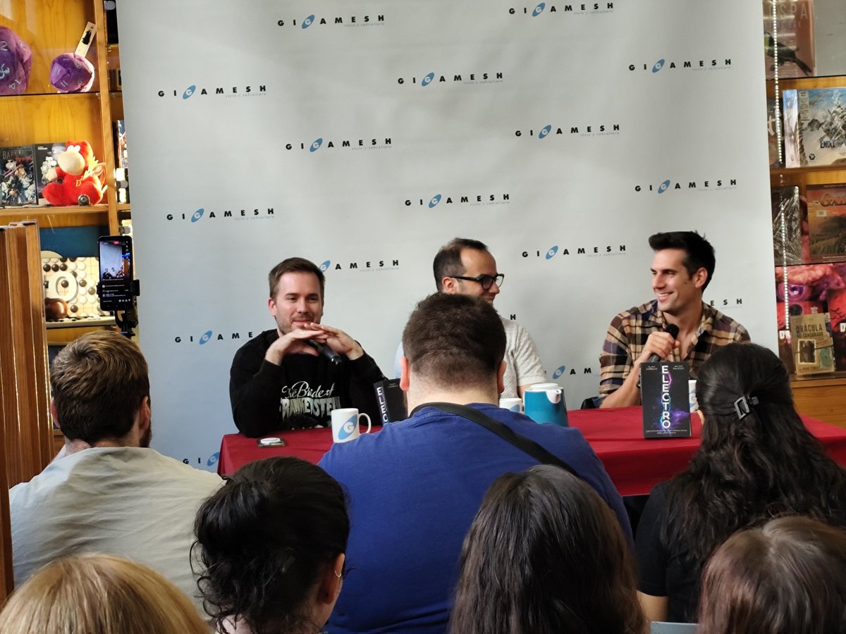 📖✨ Ya empieza la presentación de "Electro", con <a href="/karbajo/">Manu Carbajo</a> y <a href="/javier_ruescas/">Javier Ruescas 🏳️‍🌈</a> , junto con el editor del sello, @leonelteti 🎤

🏛️ Acércate al Templo (Bailén, 8) o síguenos 👇🏻

youtube.com/live/D2YbOHKsg… ⚡