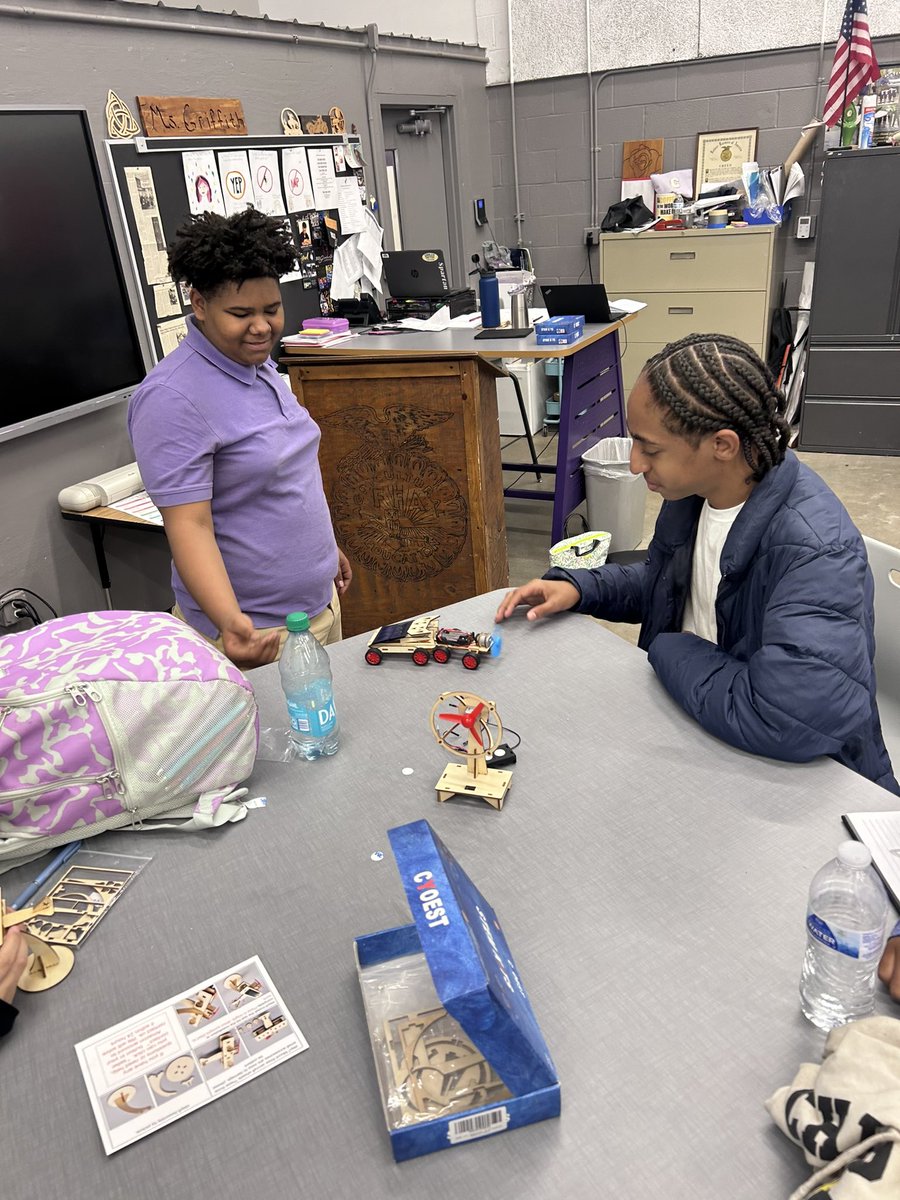 hassell_joey's tweet photo. Our @TCATJackson dual-enrolled Horticulture I students @MilanHSOfficial were actively engaged in understanding solar power this week. 💜
#ExceedExpectations
#apathandaplan
#MilanAwesome https://t.co/3SrfpoMh1H
