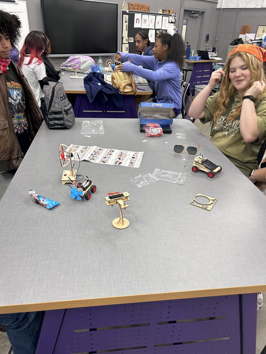 hassell_joey's tweet photo. Our @TCATJackson dual-enrolled Horticulture I students @MilanHSOfficial were actively engaged in understanding solar power this week. 💜
#ExceedExpectations
#apathandaplan
#MilanAwesome https://t.co/3SrfpoMh1H