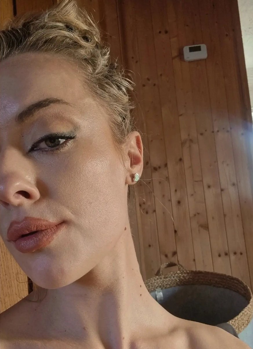 Enjoy my autumnal glowy makeup look, my earrings are real opal 🍁👑🧝🏻‍♀️