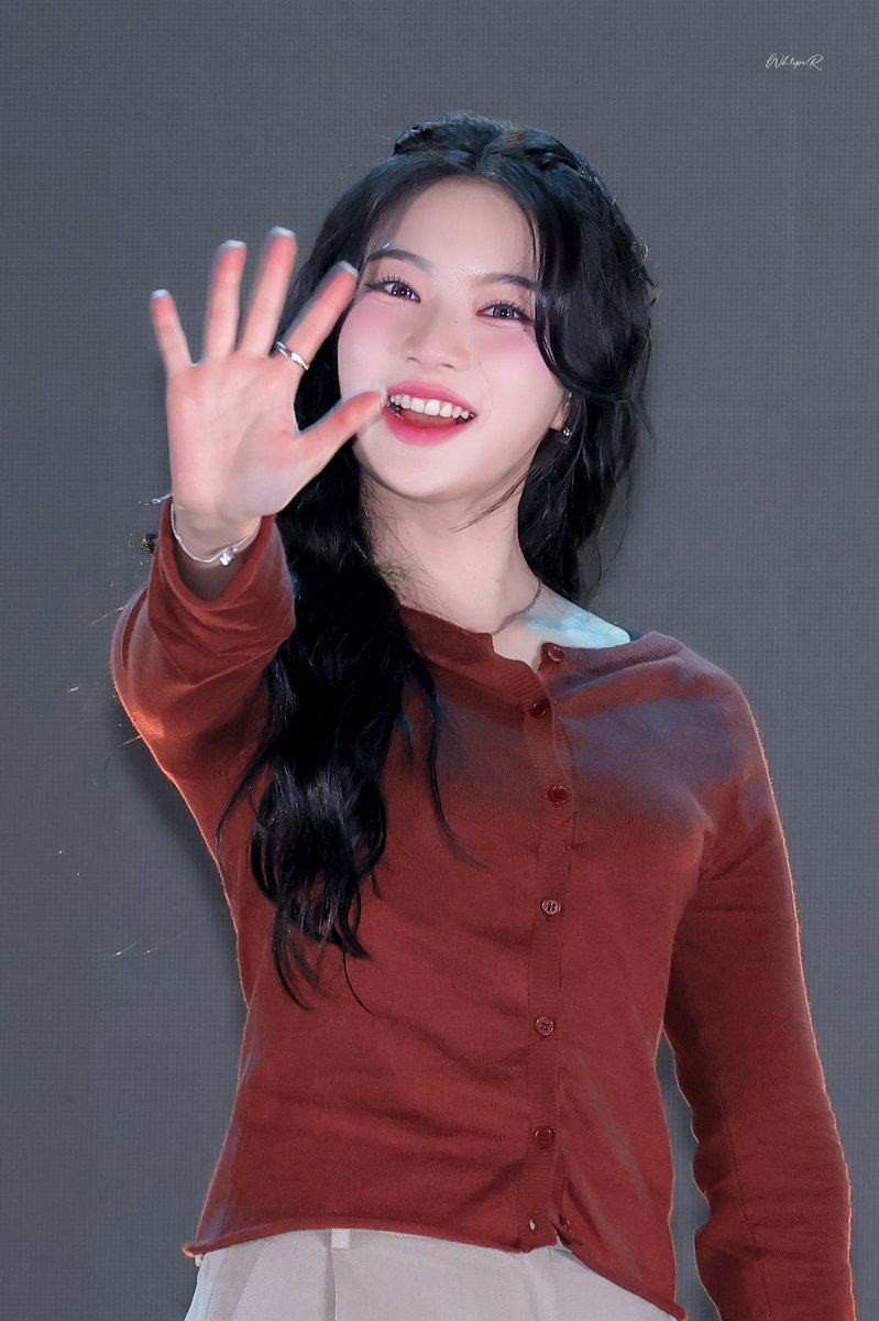 Wh1speR0123's tweet photo. 241019 FM대행진 공개방송 

#이사진최고
#아이사 #ISA 
#스테이씨 #STAYC https://t.co/QZ7f4XPPRk