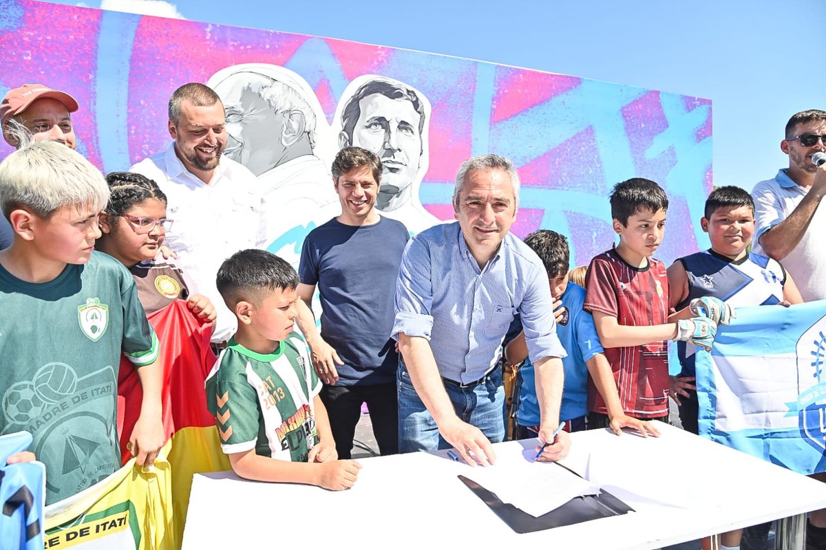 larroqueandres's tweet photo. Junto al gobernador @Kicillofok estuvimos en el predio de la AFA con más de 500 chicos que están jugando la Copa Mugica, organizada por la Unión de Clubes Parroquiales, y firmamos un convenio con Cáritas para brindar recursos para la realización del torneo. https://t.co/x1R10rhxpG