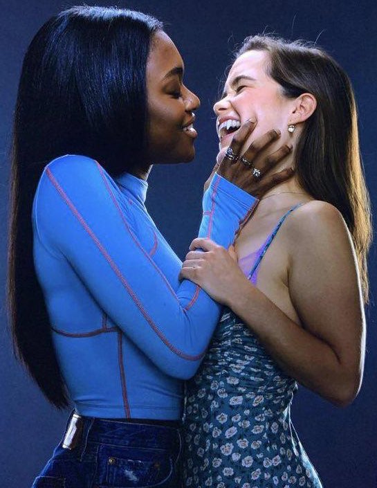 mascmaddox's tweet photo. idc how you feel abt the show this is one of the most perfect images to come out of any lesbian media https://t.co/FzEVg312Lc