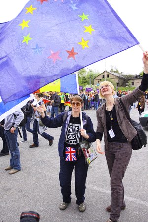 bdimyon's tweet image. Oh yes the one where I said I did it!

🤣🤣🤣

❤️🧡💛💚💙💜💜💜

Best bit so far... bleating Methodist who was offered a discussion "Who would do such a thing?"
MBE #Rainbow flags
#PRIDEs in central &amp;amp; eastern #Europe 
Funny how they cant find anything online with unique name.