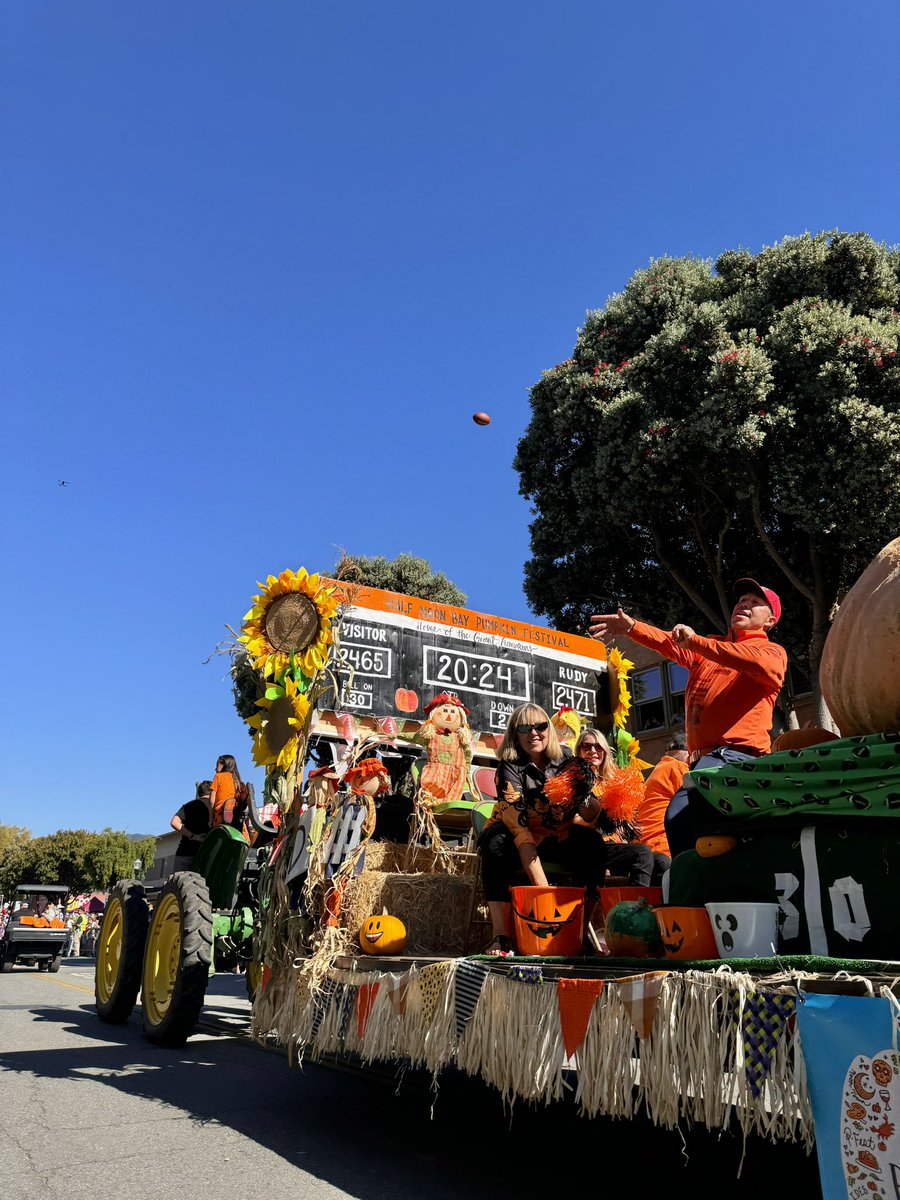 What a parade that was! 🎃🎃🎃 What was your favorite float or performance? 

#parade #pumpkinparade #pumpkinfestival #pumpkinfest #hmb #hmbpumpkinfest #halfmoonbay