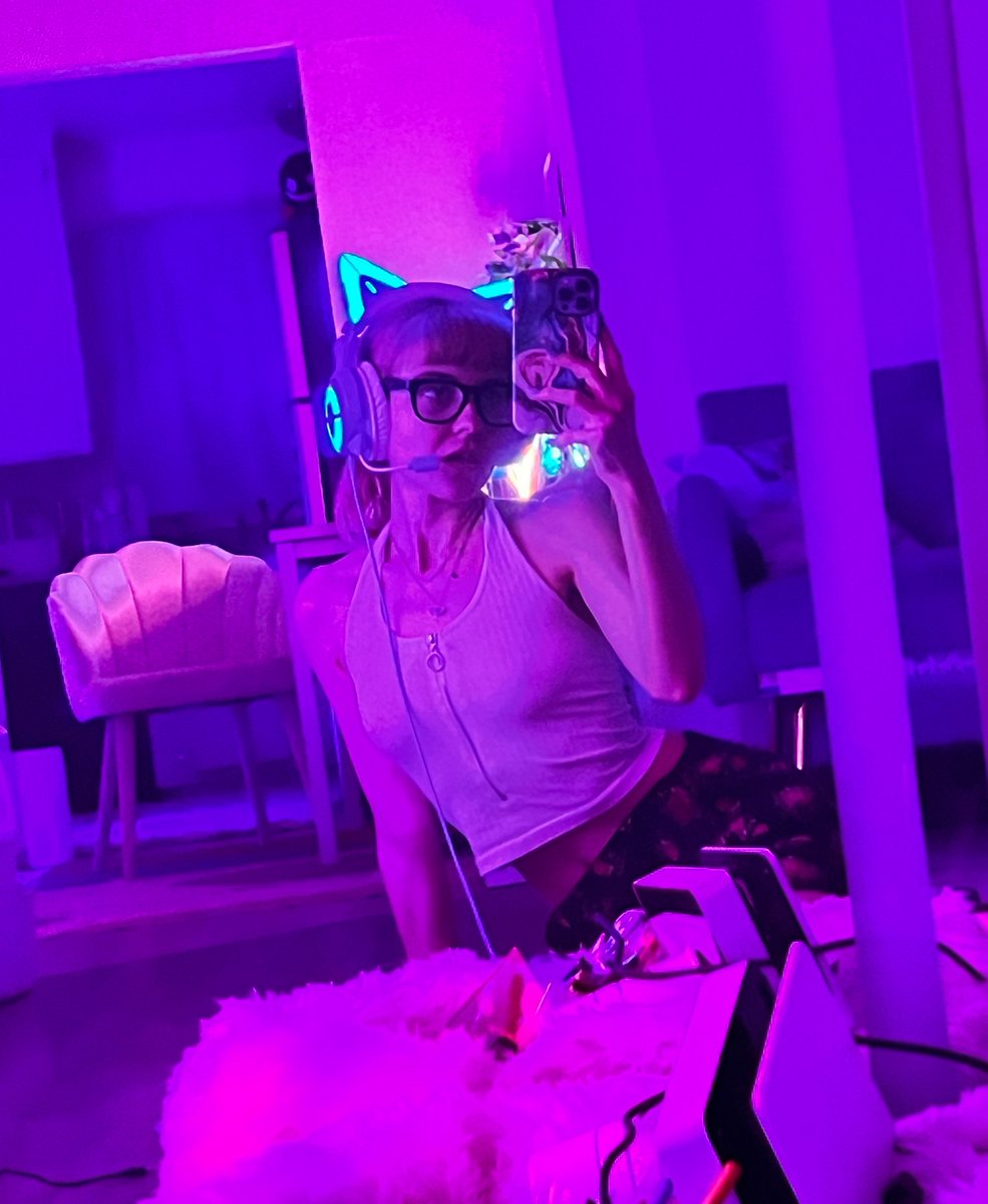 valentinenastya's tweet photo. Hellooo I’ve started streaming on twitch 💜 follow meee 💜

Who will be my first followers on these unhinged streams? 😅🤪

https://t.co/w4pEAKXEZ4

#skyrim #khajiit #gamergirl https://t.co/WIB8STq66C
