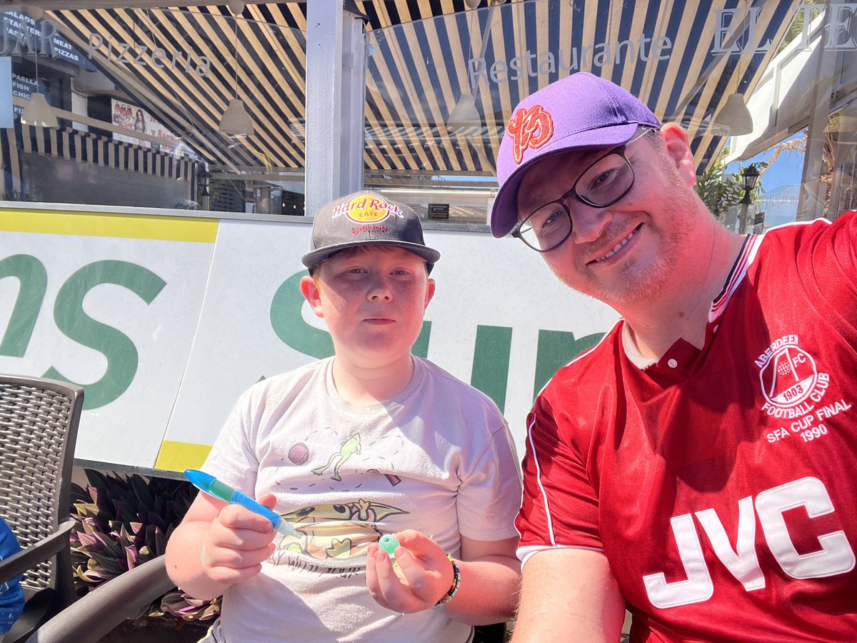 ColinStruthers's tweet photo. Fantastic afternoon at zizziโs bar with @dons_club Son even cheekily asked permission to drop the f-bomb so could sing the โf@ck you Celticโ song properly. #raisedhimright https://t.co/SrXDWO7jC9