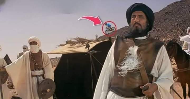 لقطة من فيلم الرسالة تظهر مراسلا من قناة العربية وهو ذاهب لإخبار قريش بخطة المسلمين..