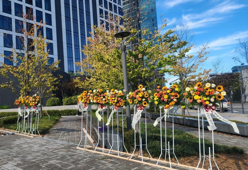 RIIZEUSACENTRE's tweet photo. We'll be sending more flowers for next week,due to taxes we will be fundraising $2500 only which is 16 bouquets.
📌paypal : https://t.co/QEZBbBgi2n https://t.co/zN1wijZh1U