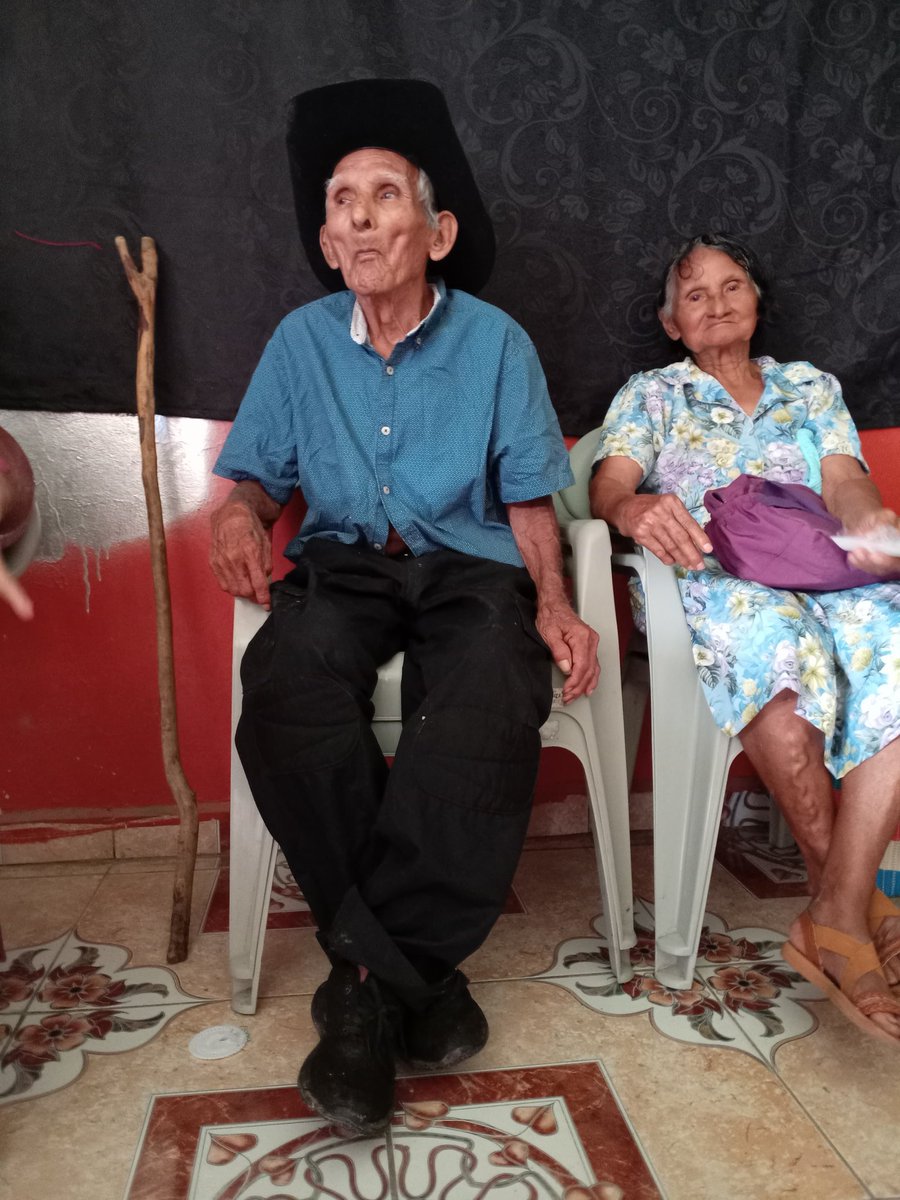 ProasolHN's tweet photo. Hasta el municipio de San Antonio, Intibucá se trasladó el equipo de #PROASOL para hacer entrega a los adultos mayores, personas con discapacidad y estudiantes su #BonoOro, #BonoEsperanza y #BecasSolidarias donde por tercer año consecutivo el Gobierno de Honduras llega. https://t.co/B42mXohAS6