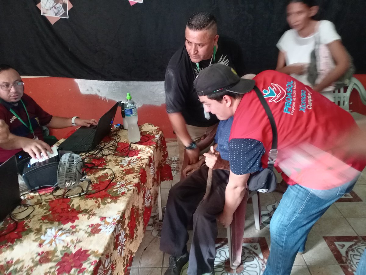 ProasolHN's tweet photo. Hasta el municipio de San Antonio, Intibucá se trasladó el equipo de #PROASOL para hacer entrega a los adultos mayores, personas con discapacidad y estudiantes su #BonoOro, #BonoEsperanza y #BecasSolidarias donde por tercer año consecutivo el Gobierno de Honduras llega. https://t.co/B42mXohAS6