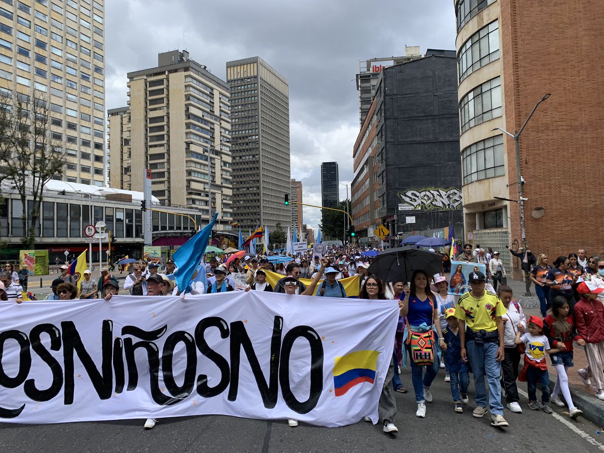 pierreonzaga's tweet photo. #ConLosNiñosNo 
#El19MarchoXLosNiños 

Hoy marchando por los niños  ante la atrocidad de sexualizarlos como quiere el de Petro y el globalismo que busca destruir las naciones desde adentro.
🇨🇴 https://t.co/ItTZDc5fnq