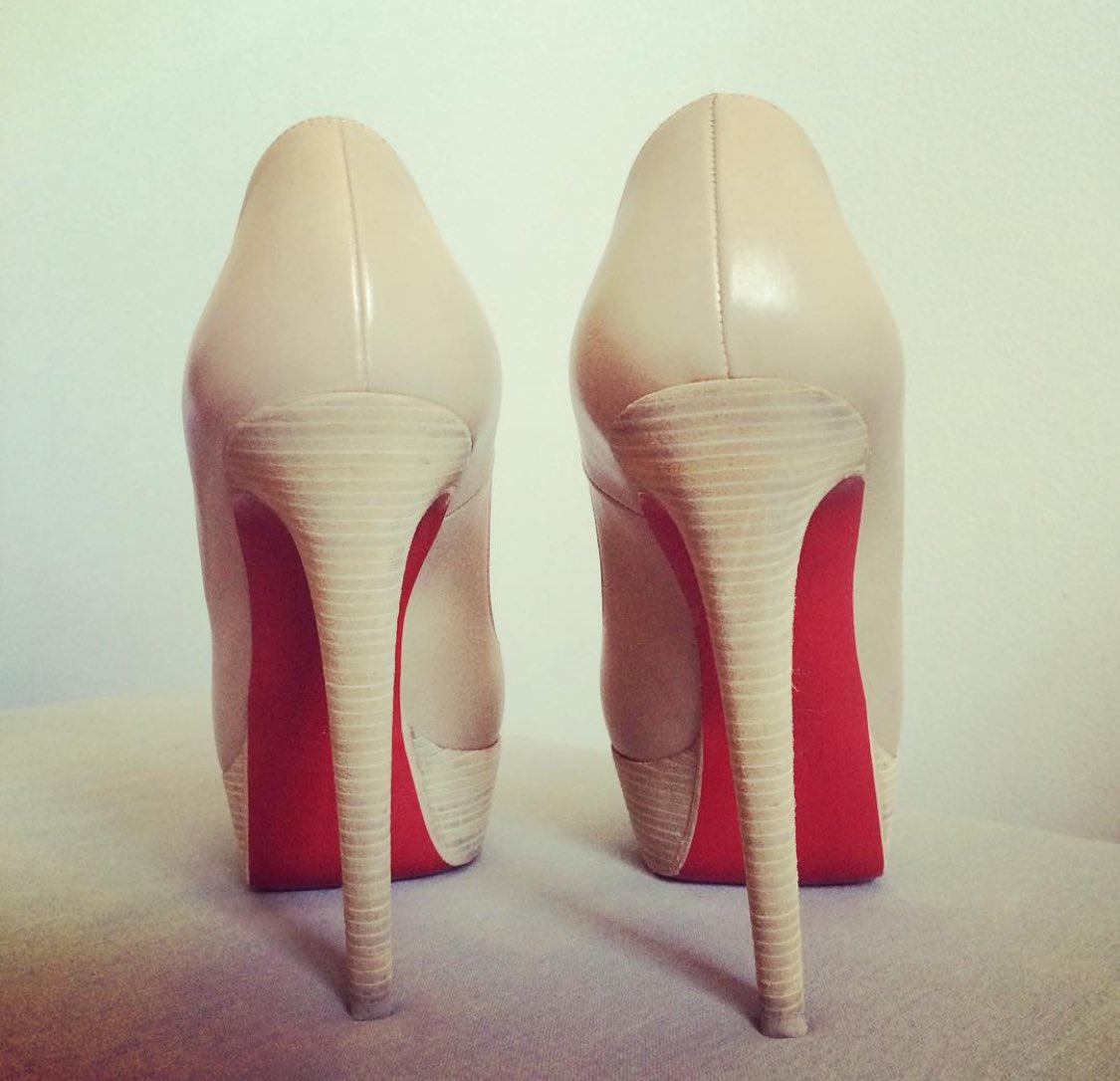 BiteFeet's tweet photo. Tu veux voir mes pieds dans ces beautés ?! 👠 
Bientôt, seulement si j’ai un MAX de like 👍
#HighHeelsAddict
#LouboutinLovers
#FootFetishNation
#RedSoles
#HeelsAndToes
#LuxuryHeels
#FootFetishFriday
#ShoeFetish https://t.co/VZB1WraDGH