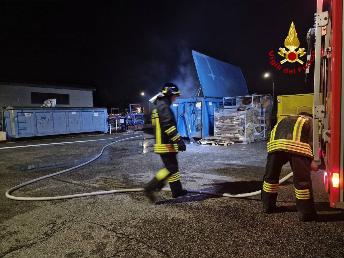 Ormelle (TV), intervento #vigilidelfuoco stamani in via Taliercio all’esterno di un’azienda di produzioni e lavorazione materie plastiche per l’#incendio di un container, contenente cartone. 
La squadra di Motta di Livenza ha spento le fiamme, evitando un incendio generalizzato