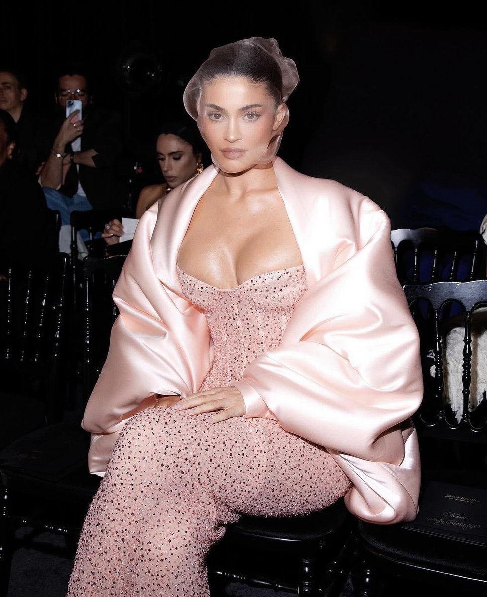 PopFashionRP's tweet image. © 𝗣𝗼𝗽 𝗙𝗮𝘀𝗵𝗶𝗼𝗻 (#PopFashionRP)
#FashionWeekRP › Event › #NinaRicciRP

𝗡𝗼̈𝘃𝗮𝗵 𝗞. 𝗥𝗶𝘃𝗶𝗲́𝗿𝗲 (@almamalherida) look to 𝗡𝗶𝗻𝗮 𝗥𝗶𝗰𝗰𝗶 (@StyleLifeRP) in #ParisFWRP @RPFashionWeek