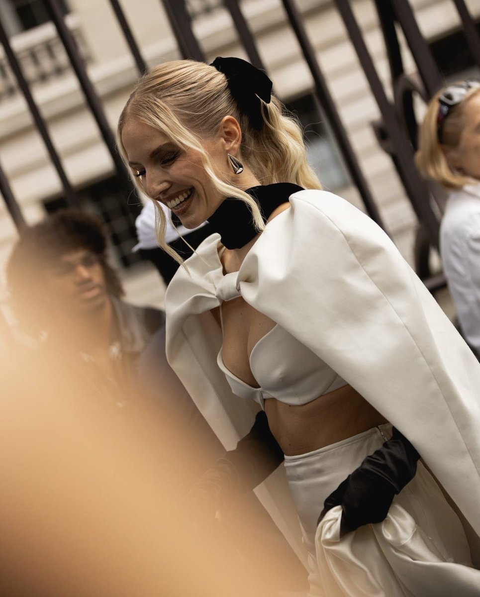 PopBeautyRP's tweet image. © 𝗣𝗼𝗽 𝗕𝗲𝗮𝘂𝘁𝘆 (#PopBeautyRP)
#FashionWeekRP › #NinaRicciRP › 𝗠𝗮𝗸𝗲 𝗨𝗽!

News! 🗞️ ･ Read the 𝖺͟𝗋͟𝗍͟𝗂͟𝖼͟𝗅͟𝖾: 𝗝𝘂𝗹𝗶𝗲𝘁𝘁𝗲 𝗱'𝗙𝗲́𝗲 (@feeblanch) makeup to 𝗡𝗶𝗻𝗮 𝗥𝗶𝗰𝗰𝗶 (@StyleLifeRP) in #ParisFWRP @RPFashionWeek