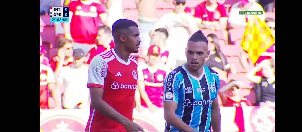 P_zimmermann_'s tweet photo. O que o @nicolassouzza00 ta fazendo jogando no grêmio? https://t.co/p0q2mJRbcv