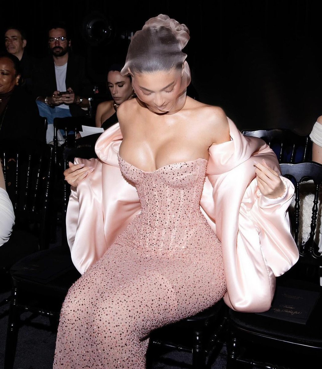 iPopCraveRP's tweet image. 🅟𝗼𝗽 𝗖𝗿𝗮𝘃𝗲 © 𝟚𝟘𝟚𝟜 • 𝖤𝗇𝗍𝖾𝗋𝗍𝖺𝗂𝗆𝖾𝗇𝗍!
𝖤͟𝗏͟𝖾͟𝗇͟𝗍͟ › 𝗡𝗲𝘄𝘀
🗞️ › 𝗍𝖺𝗀: #iPopCraveRP

𝗡𝗼̈𝘃𝗮𝗵 𝗞. 𝗥𝗶𝘃𝗶𝗲́𝗿𝗲 (@almamalherida) attends to #NinaRicciRP (@StyleLifeRP) in #ParisFWRP @RPFashionWeek