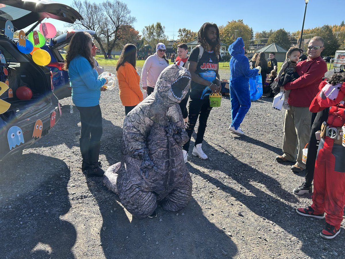 villageofminoa's tweet photo. What a great morning in Minoa. 3rd Annual Trunk or Treat put on by ESM Teachers Assistant Association. Great turnout and fun. #noa #est1913 #minoashininbrighly https://t.co/UgNtNmPVgT