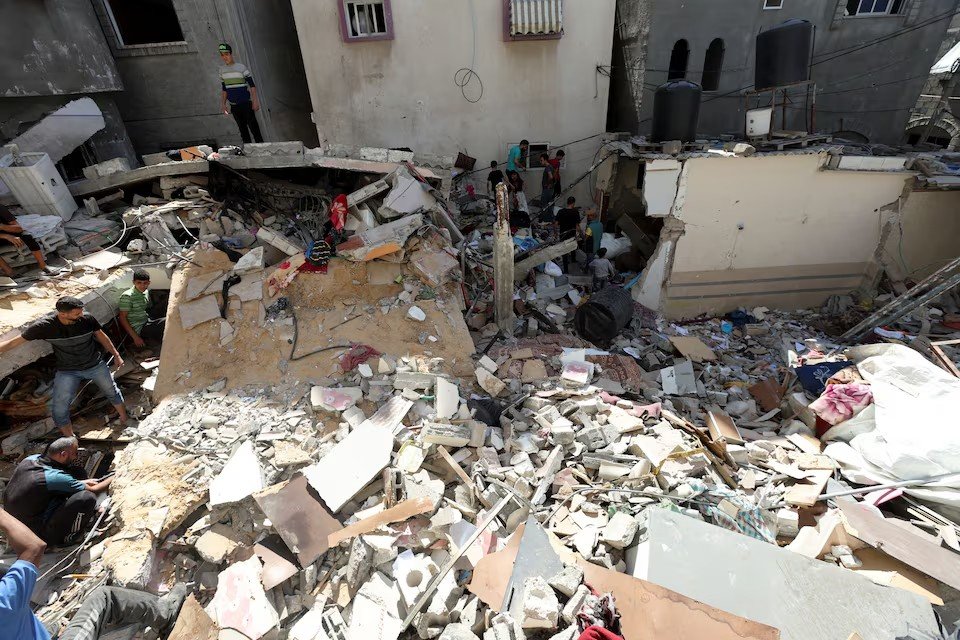 kafuraha's tweet photo. Israel drops leaflets over Gaza showing Sinwar's body and message to Hamas https://t.co/Kpv6Xn0Jek https://t.co/wejylcHyGk