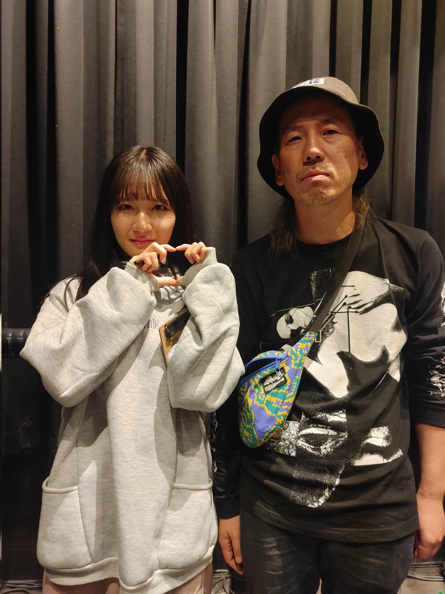 ○ tweet media