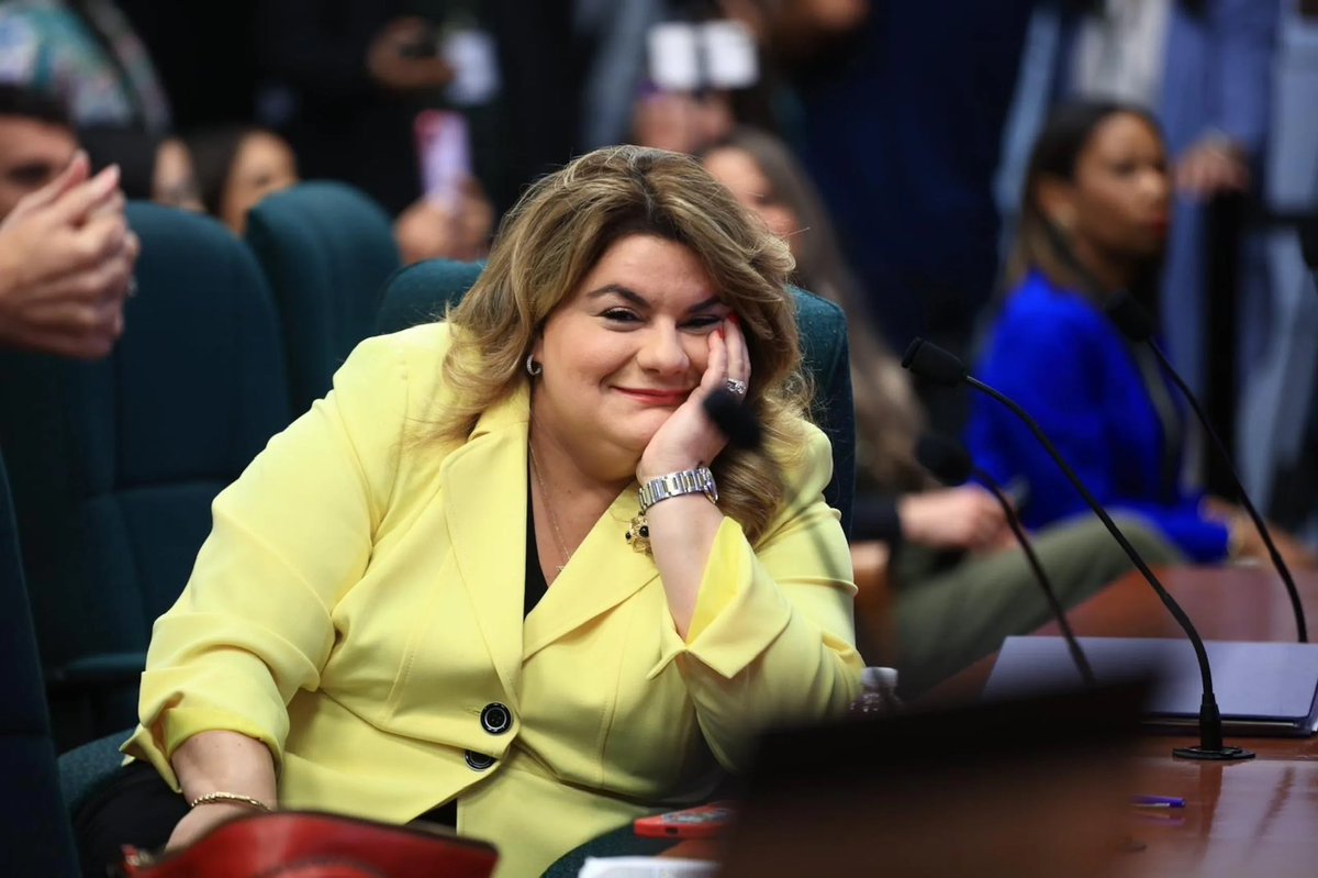 VasoDeAnibal's tweet photo. En Puerto Rico:
1) Quebramos un monopolio.
2) Pagamos $4 millones para transportar un mega transformador que declararon chatarra.
3) Cuando más fondos hay, menos se hace.

¡Y ahora Jenniffer se presenta como la nueva cara a pesar de ser parte del gobierno por más de 20 años! https://t.co/zwwH7bPxfR
