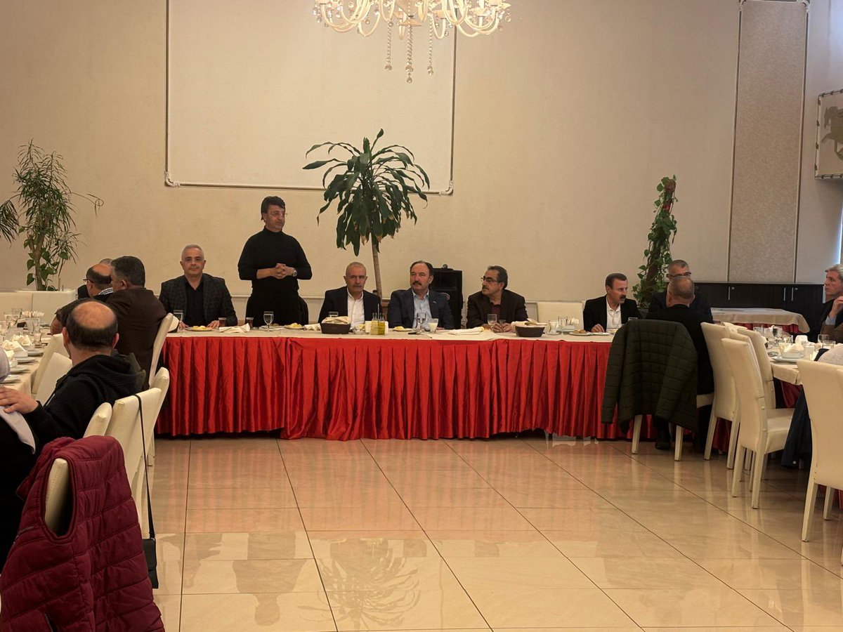 Ankara'da farklı bakanlıklarda, kurum ve kuruluşlarda görev yapan  bürokrat hemşehrimiz ile bir araya gelerek Van’ı konuştuk.

 Ev sahipligi yapan TİGEM Genel Müdür Yardımcımız Hakan NALBANTOĞLU na teşekkür ediyorum.
