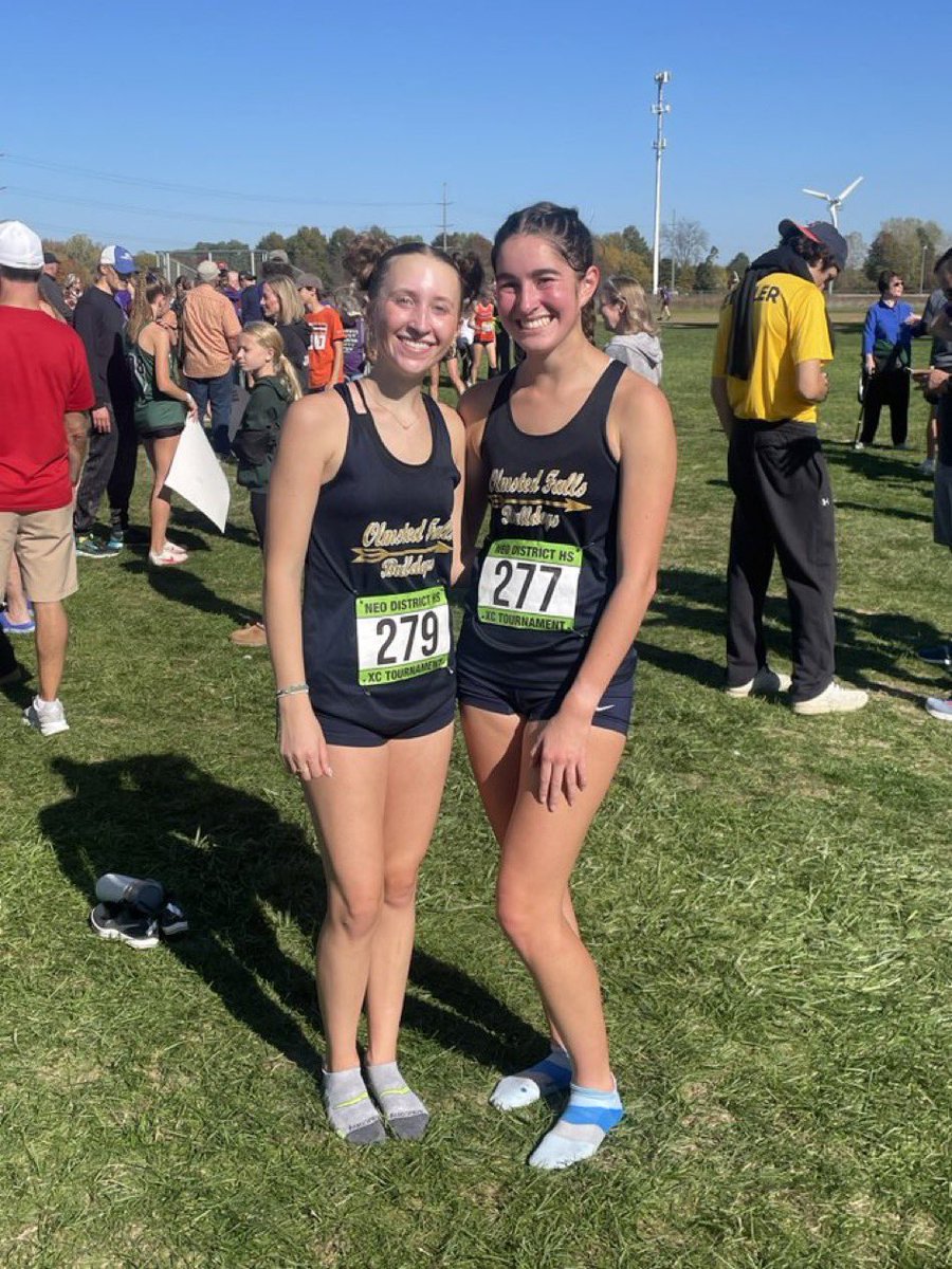 Congratulations to Sophomore Abby Thompson (27th) and Junior Aubrey Prada (12th) who have qualified for the Regional meet next weekend.  🏃‍♀️🏃‍♀️
