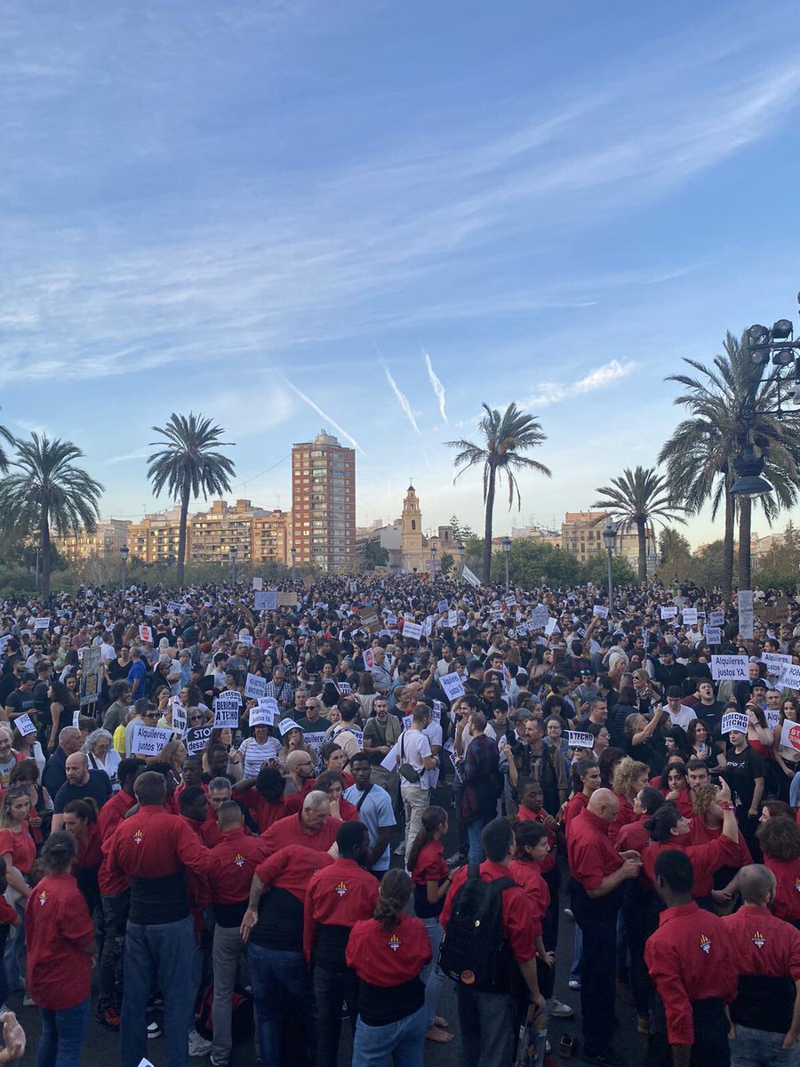 ines_puche's tweet photo. Estimem els nostres barris i la nostra ciutat ❤️‍🔥.

Quina riuà la d’aquesta vesprada…Contra l’especulació i la turistificació, el veïnat cridem ben fort: València NO està en venda!!! 🏡🔥🔑 https://t.co/OwtqL2k7wt