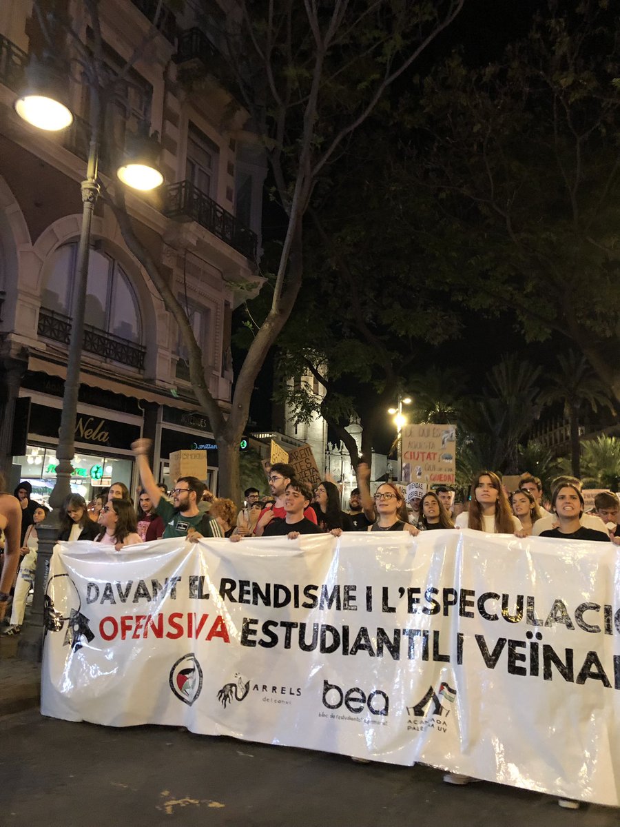 ines_puche's tweet photo. Estimem els nostres barris i la nostra ciutat ❤️‍🔥.

Quina riuà la d’aquesta vesprada…Contra l’especulació i la turistificació, el veïnat cridem ben fort: València NO està en venda!!! 🏡🔥🔑 https://t.co/OwtqL2k7wt